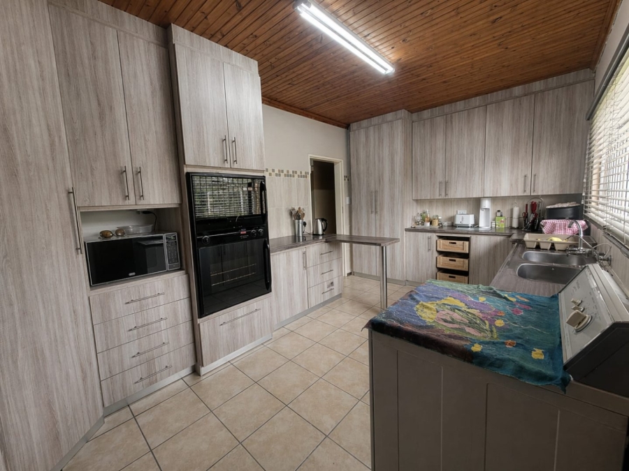 6 Bedroom Property for Sale in Jordania Free State